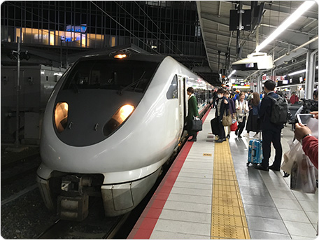新大阪駅で列車に乗り込む参加者