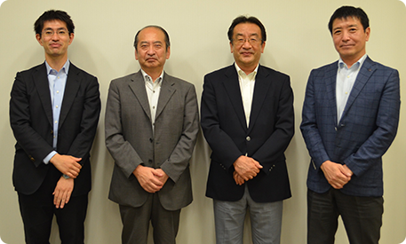（写真左より）井上理事、澤内理事、酒井社長（阪急交通社）、室田代表理事